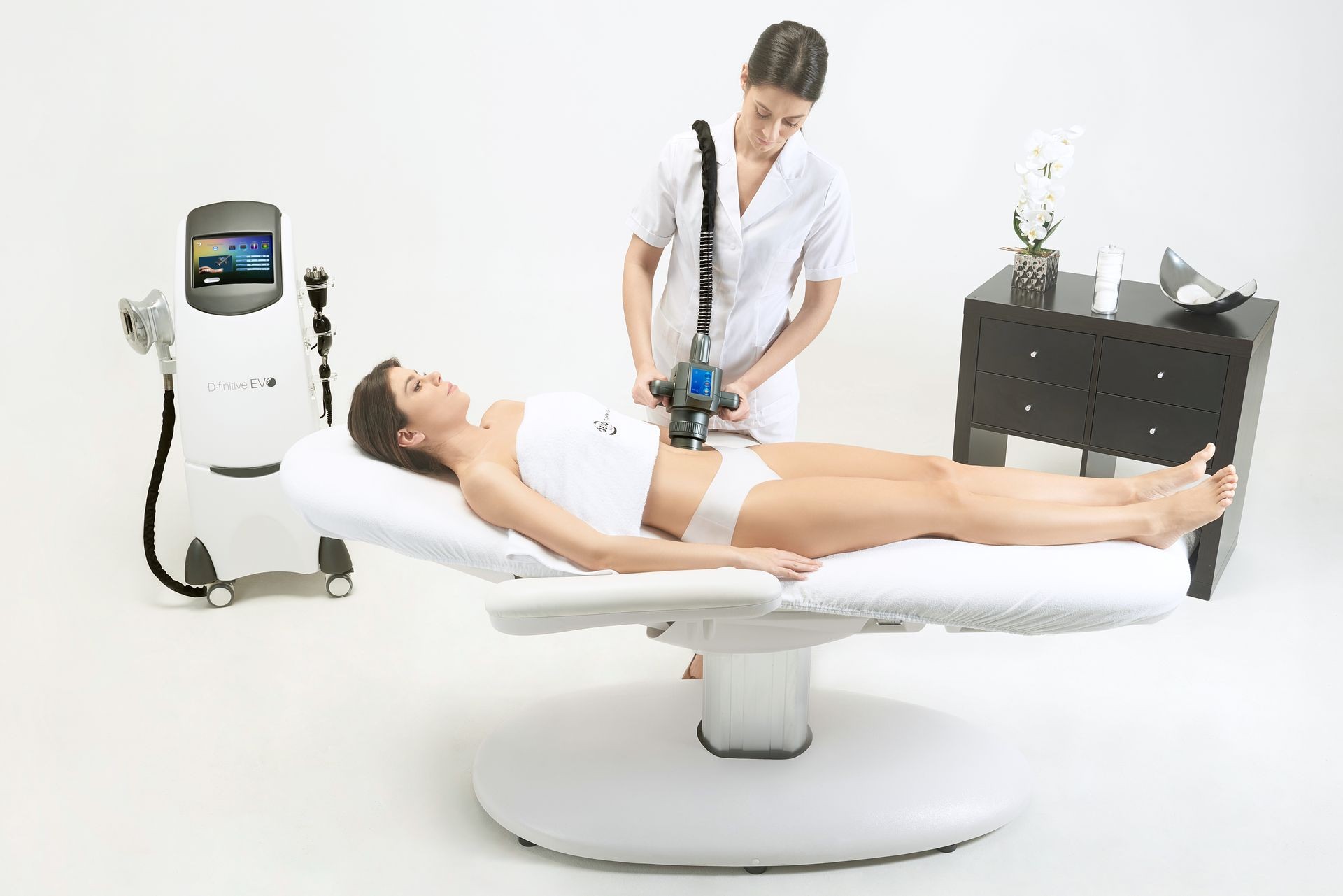 A women doing radio frequency to slim and tighten skin